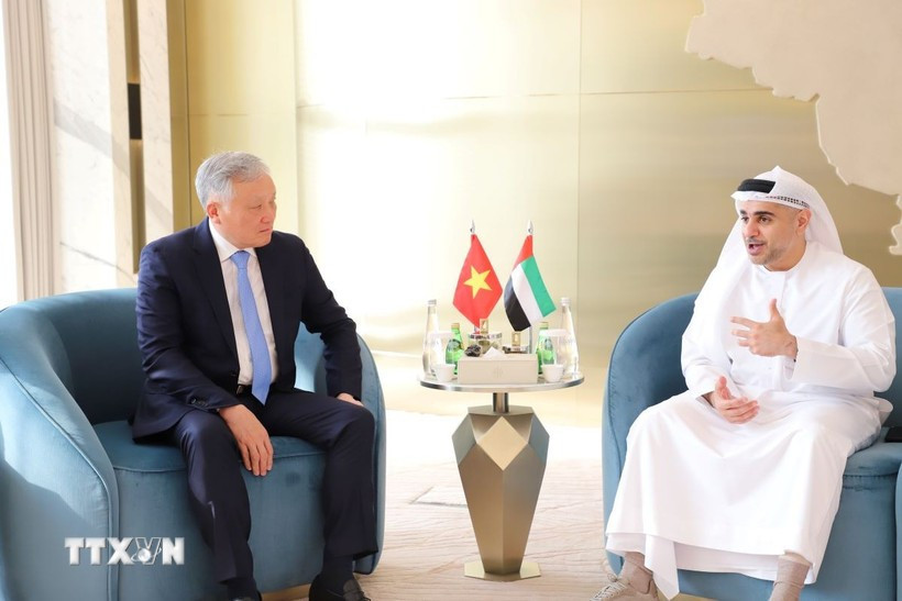 El viceprimer ministro vietnamita Nguyen Hoa Binh se reunió con el presidente del Centro Financiero Global de Abu Dabi (ADGM), Ahmed Jasim Al Zaabi. (Fuente: VNA)