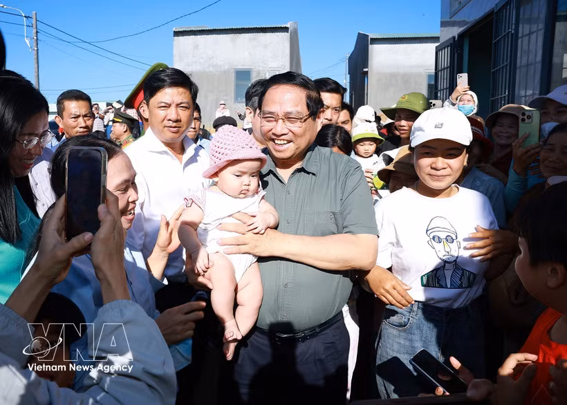 El primer ministro Pham Minh Chinh visita la zona de reasentamiento de Tuy An Tay, en la provincia de Dak Lak. (Foto: VNA)