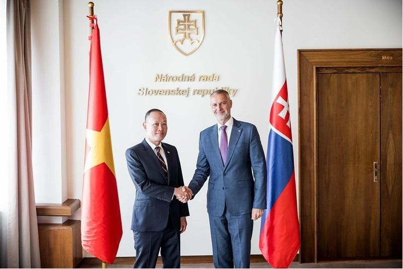 El presidente del Consejo Nacional (Parlamento) de Eslovaquia, Richard Rasi, y el embajador vietnamita en Bratislava, Pham Truong Giang. (Fuente: VNA)