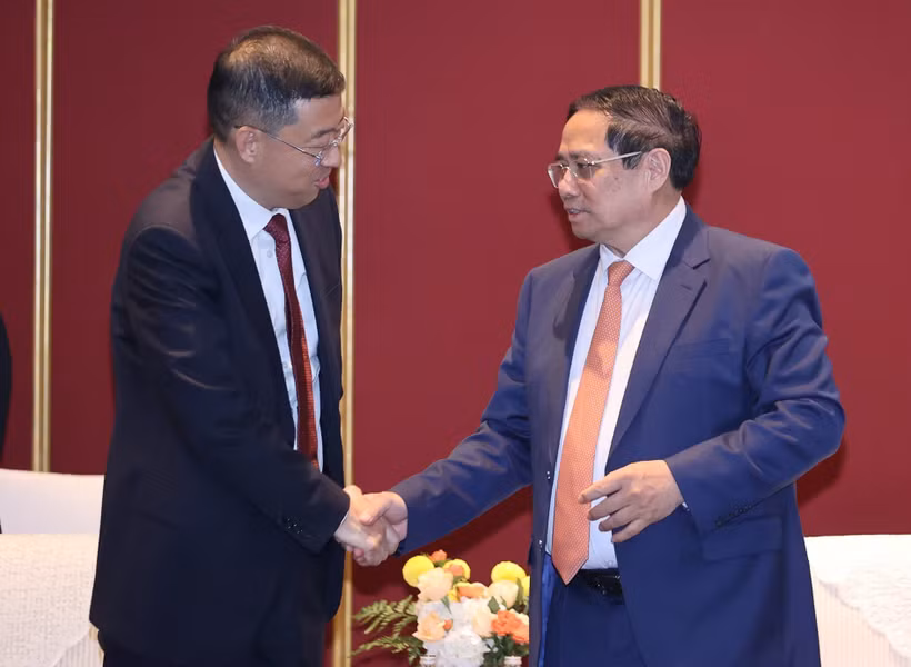 El primer ministro de Vietnam, Pham Minh Chinh, recibe al presidente del Banco de China (BOC), Ge Haijiao. (Fuente: VNA)