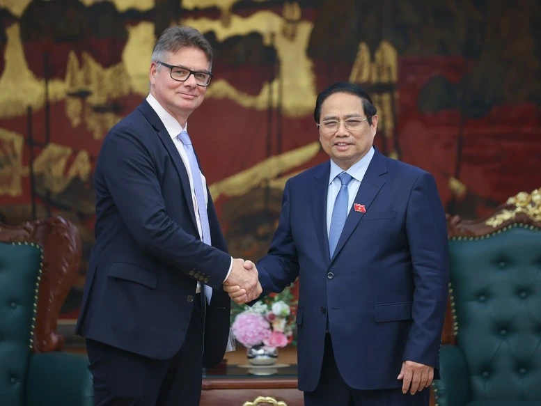 El primer ministro vietnamita, Pham Minh Chinh, recibe al vicepresidente a cargo de Transformación Digital y Cadena de Suministro a nivel global de HP, Antoine Colin. (Fuente: VNA)
