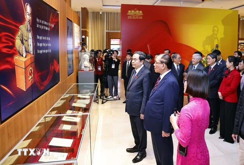 El presidente de la Asamblea Nacional de Vietnam, Tran Thanh Man, y delegados en el Museo de la Asamblea Nacional de Vietnam. (Foto: VNA)