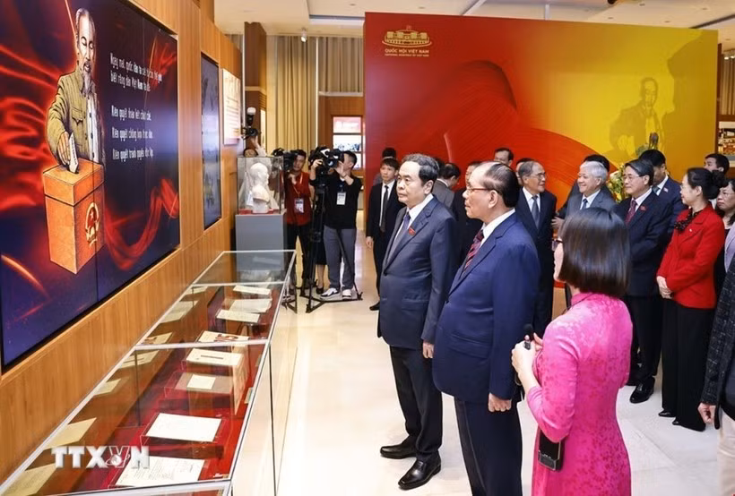 El presidente de la Asamblea Nacional de Vietnam, Tran Thanh Man, y delegados en el Museo de la Asamblea Nacional de Vietnam. (Foto: VNA)