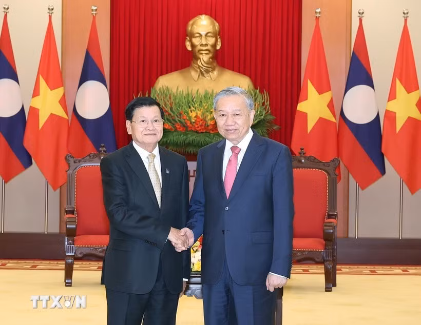 El secretario general del Partido Comunista de Vietnam, To Lam, y el secretario general del Partido Popular Revolucionario y presidente de Laos, Thongloun Sisoulith. (Fuente: VNA)