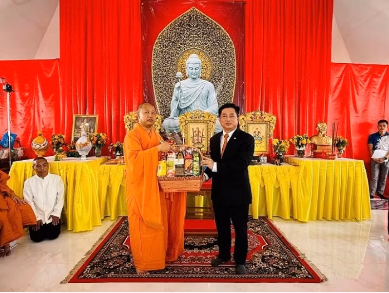 El cónsul general de Vietnam en Khon Kaen, Dinh Hoang Linh, y delegados en el evento. (Fuente: baoquocte.vn)
