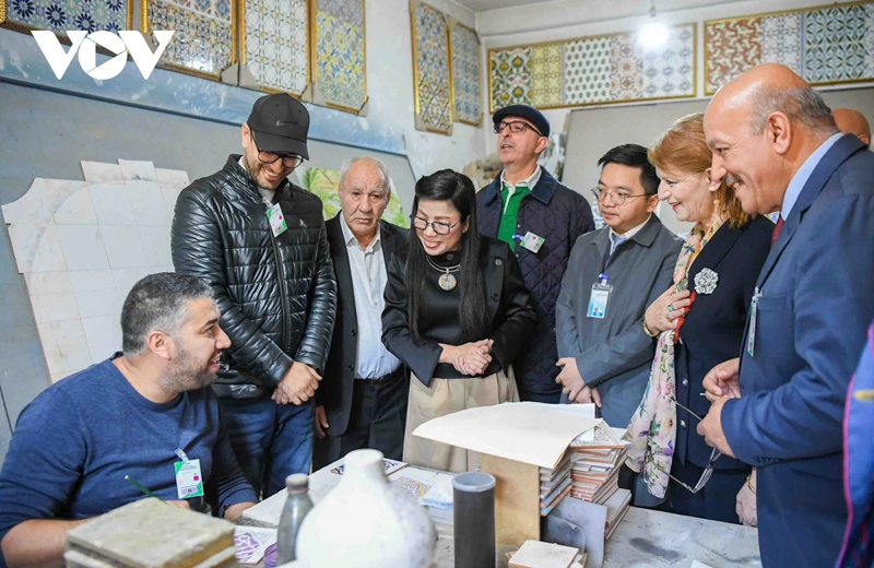 Le Thi Bich Tran, esposa del primer ministro vietnamita, Pham Minh Chinh, en el Centro de Protección Infantil El Biar. (Fuente: VOV)