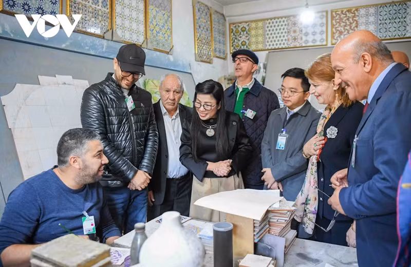 Le Thi Bich Tran, esposa del primer ministro vietnamita, Pham Minh Chinh, en el Centro de Protección Infantil El Biar. (Fuente: VOV)