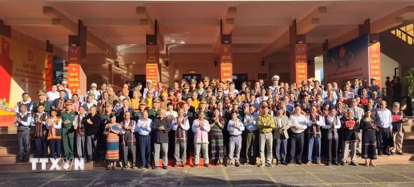 Fortalecer la solidaridad a nivel de base mediante el papel de los ancianos de las aldeas y figuras respetadas en las Tierras Altas Centrales. (Foto: VNA)