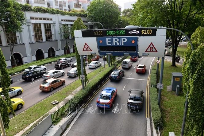 Vehículos circulando por las calles de Singapur. (Foto: AFP/ VNA)