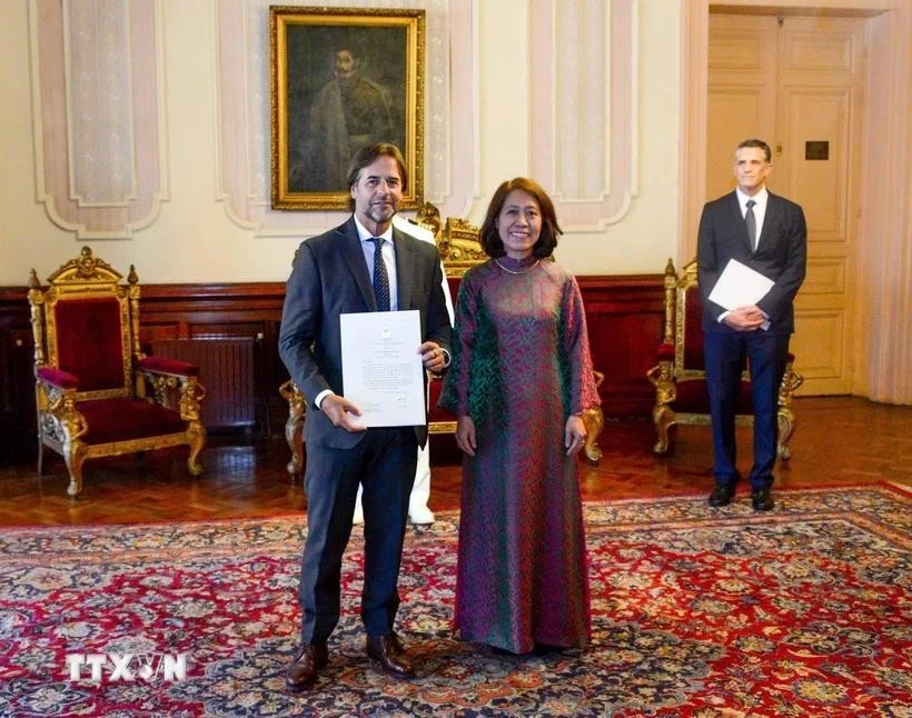 La embajadora de Vietnam en Argentina, concurrente en Uruguay, Ngo Minh Nguyet, entregó en Montevideo las cartas credenciales al presidente uruguayo, Luis Lacalle Pou. (Foto: Palacio Presidencial de Uruguay/VNA)