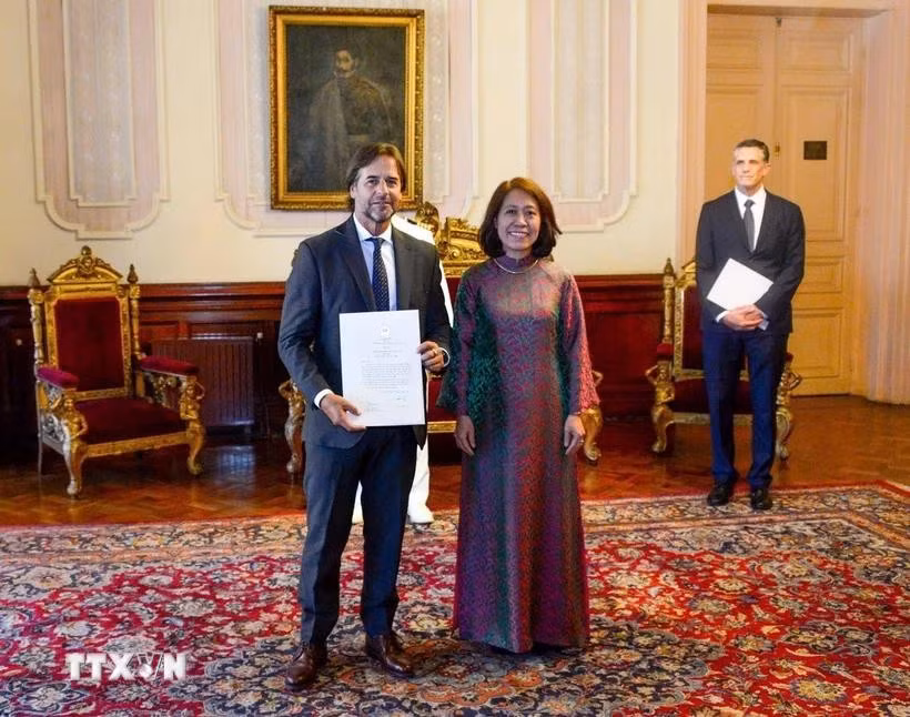 La embajadora de Vietnam en Argentina, concurrente en Uruguay, Ngo Minh Nguyet, entregó en Montevideo las cartas credenciales al presidente uruguayo, Luis Lacalle Pou. (Foto: Palacio Presidencial de Uruguay/VNA)
