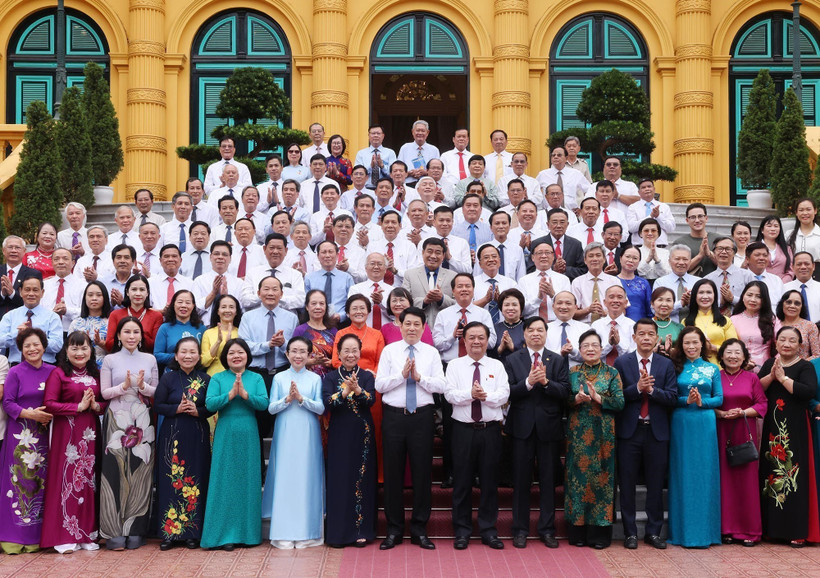 El presidente Luong Cuong y delegados. (Fuente: VNA)