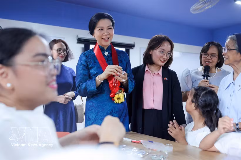 Ngo Phuong Ly, esposa del secretario general del Partido Comunista y presidente de Vietnam, To Lam, visita el Centro Asilo de San Vicente de Paul, en Manila. (Fuente: VNA)