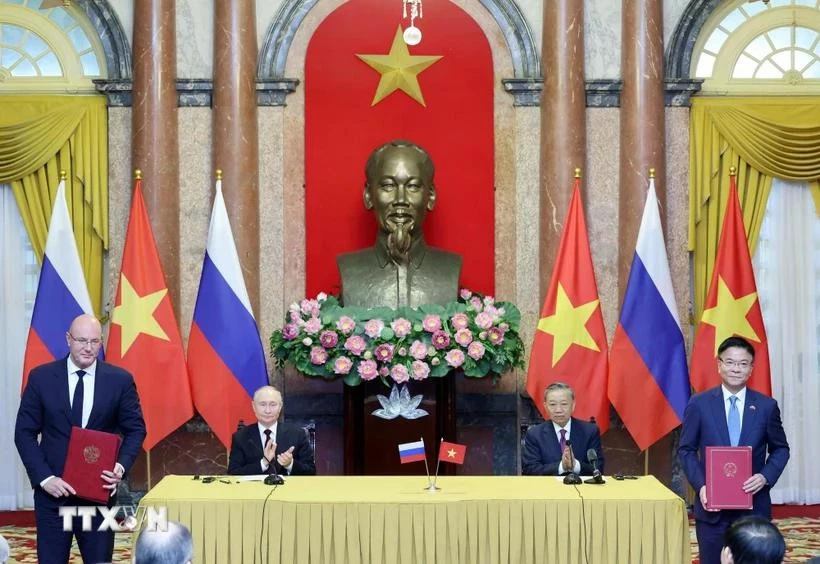 El presidente de Vietnam, To Lam, y su homólogo ruso, Vladimir Putin, presenciaron el intercambio de documentos firmados entre ambos países la tarde del 20 de junio de 2024. (Foto: VNA)