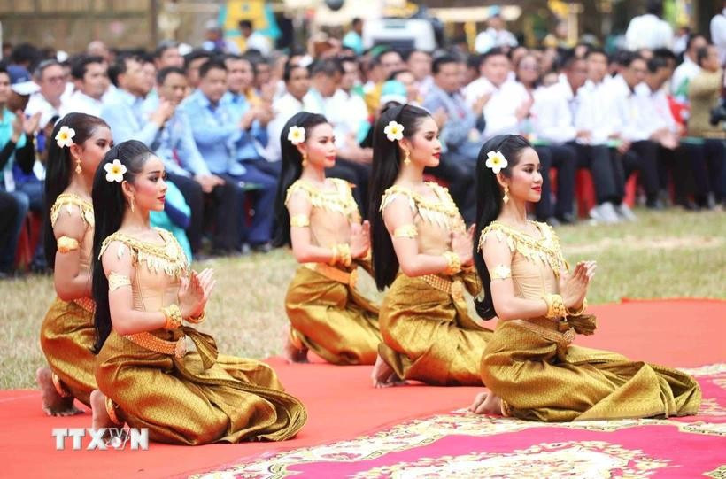 Programa de presentaciones artísticas para dar la bienvenida a la ceremonia de apertura de la serie de eventos Angkor Sangkranta 2025. (Fuente: VNA)