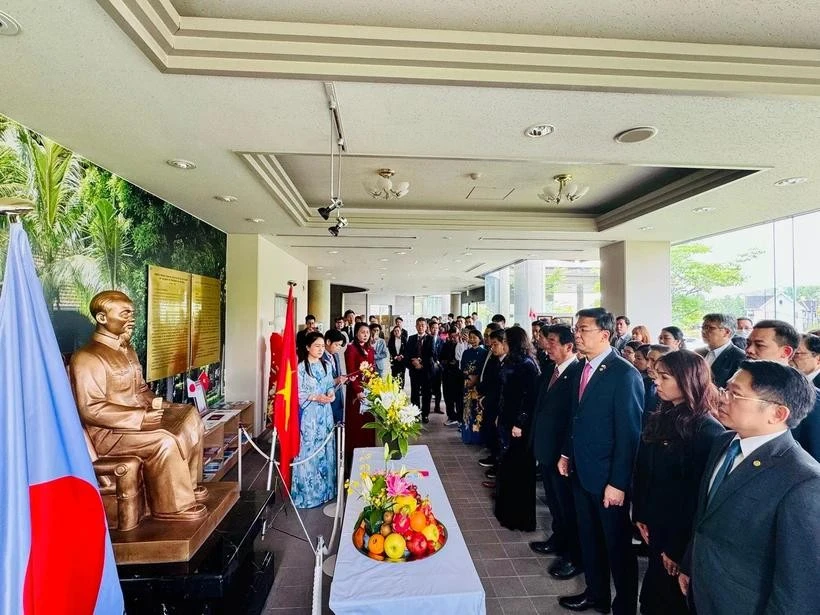 Delegados rinden homenaje al Presidente Ho Chi Minh. (Fuente: VNA)
