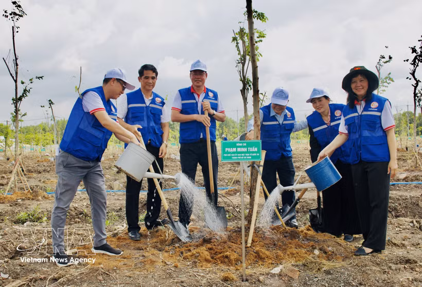 Delegados y residentes locales participaron en la plantación de árboles en el Parque Cultural Lang Le, comuna de Binh Loi. (Fuente: VNA)