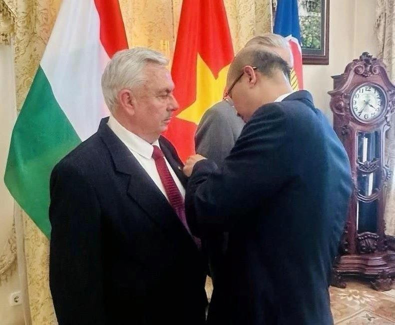 El presidente de la Asociación de Amistad Hungría-Vietnam, Botz László, y su vicepresidente permanente, Váraljai Márton, reciben la Orden de la Amistad del Estado vietnamita. (Fuente: VNA)