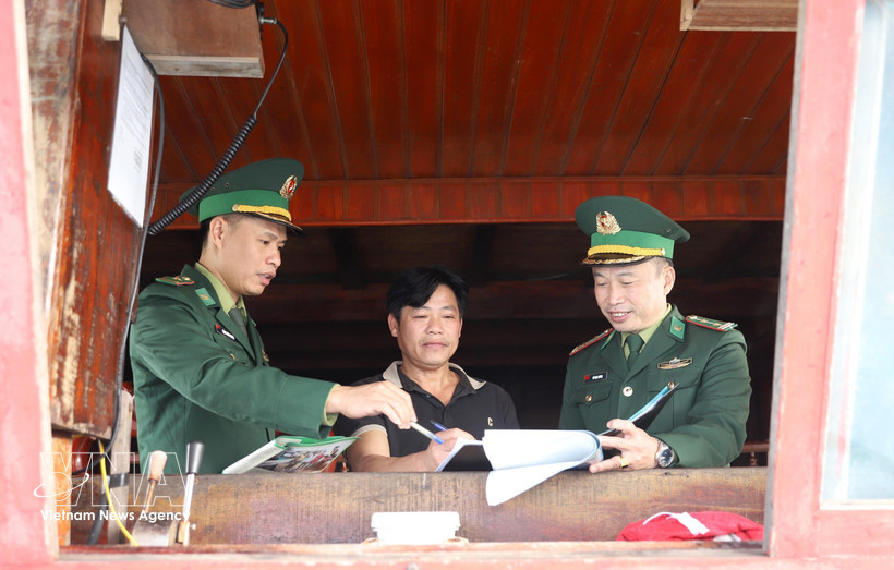 Pescadores de la provincia de Nghe An firman un compromiso de no participar en la pesca ilegal. (Foto: VNA)