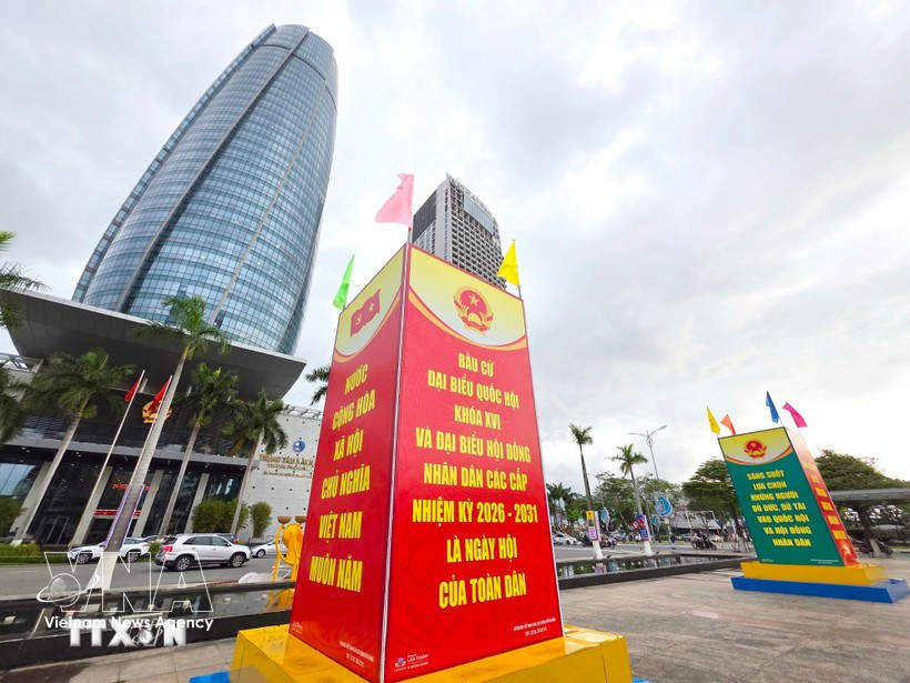 Carteles de propaganda electoral se exhiben de forma destacada en el centro de Da Nang. (Foto: VNA)