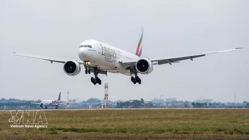 Un avión de Emirates Airlines, aerolínea de Emiratos Árabes Unidos en el Aeropuerto Internacional de Noi Bai. (Foto: VNA)