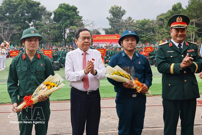 El presidente de la Asamblea Nacional de Vietnam, Tran Thanh Man, y los nuevos soldados. (Fuente: VNA)