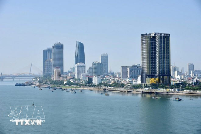 Numerosas empresas privadas invierten en los sectores de servicios e inmobiliario en Da Nang. (Foto: VNA)