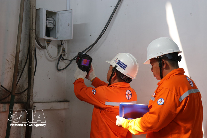 El Equipo de Gestión de la Red Eléctrica de la Compañía Eléctrica Binh Chanh realiza actividades en 34 centros de votación en la comuna de Binh Hung, Ciudad Ho Chi Minh. (Fuente: VNA)