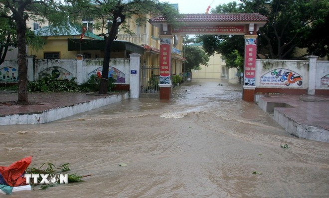 La escuela primaria Thu Thuy, en el barrio de Cua Lo se ve inundada. (Foto: VNA)