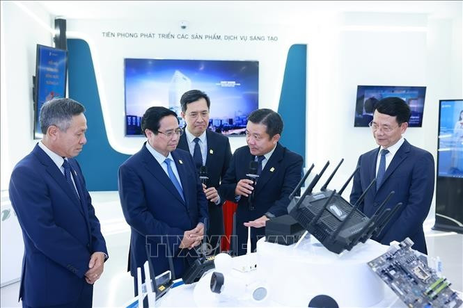El primer ministro Pham Minh Chinh visita la sala tradicional y de productos tecnológicos del Grupo VNPT. (Fuente: VNA)