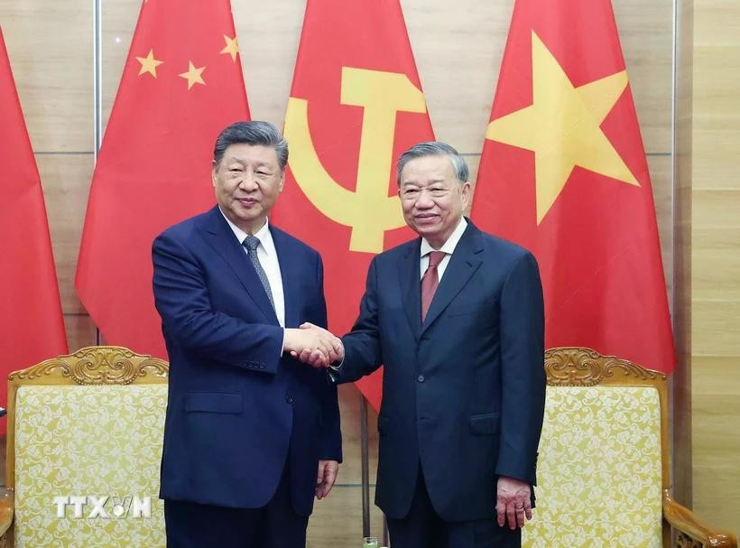 El secretario general del Partido Comunista de Vietnam, To Lam, y el secretario general del Partido Comunista y presidente de China, Xi Jinping. (Fuente: VNA)