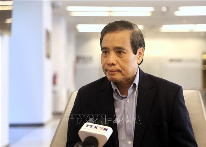 El profesor Vu Minh Khuong, de la Escuela de Políticas Públicas Lee Kuan Yew en Singapur, en la entrevista. (Fuente: VNA)