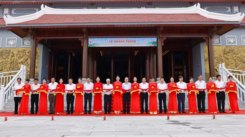 El presidente de la Asamblea Nacional de Vietnam, Tran Thanh Man, y delegados en la inauguración del Área conmemorativa del difunto secretario general del Partido Comunita, Le Duan. (Fuente: VNA)