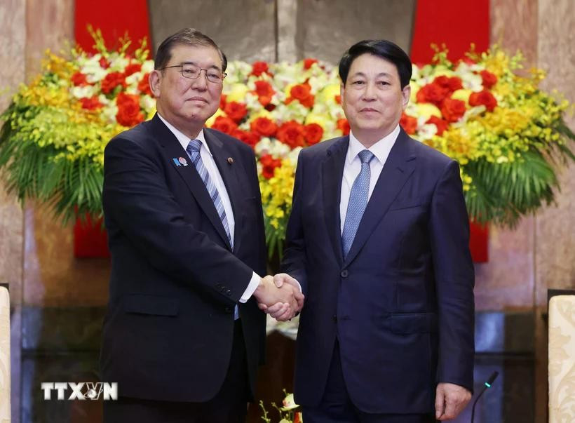 El presidente vietnamita, Luong Cuong, recibe al primer ministro japonés, Ishiba Shigeru. (Fuente: VNA)