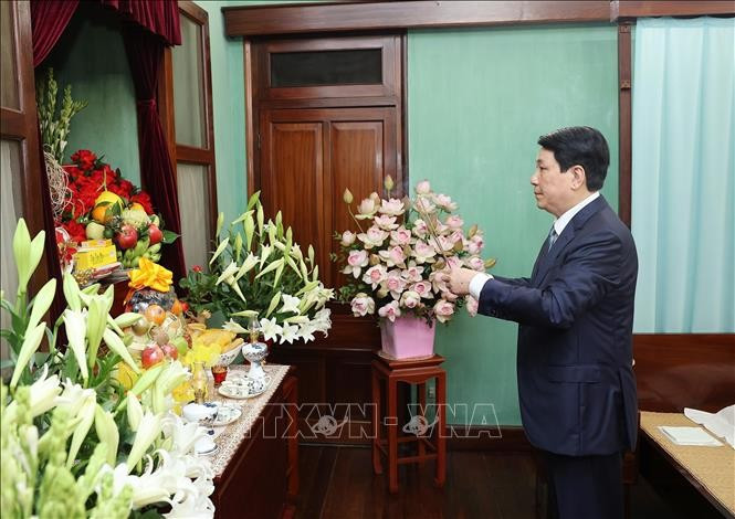 El presidente de Vietnam, Luong Cuong, ofreció inciensos en homenaje al líder Ho Chi Minh en la zona conmemorativa dedicada al dirigente revolucionario en Hanoi. (Fuente: VNA)