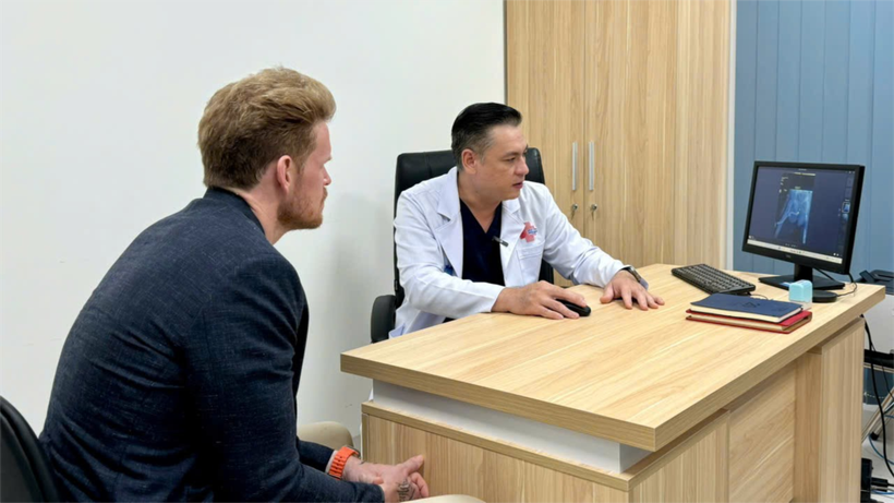 El paciente estadounidense D.F. y Do Lenh Hung, jefe del Departamento de Cirugía Plástica Uretral del Hospital Binh Dan (Foto: Hospital Binh Dan)
