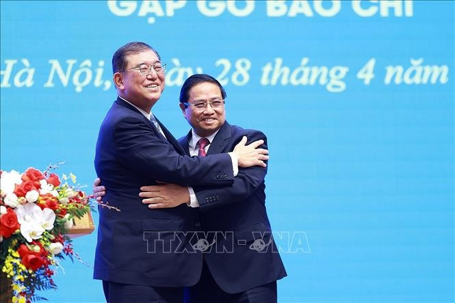 El primer ministro de Vietnam, Pham Minh Chinh, y su homólogo de Japón, Ishiba Shigeru, en la rueda de prensa. (Fuente: VNA)