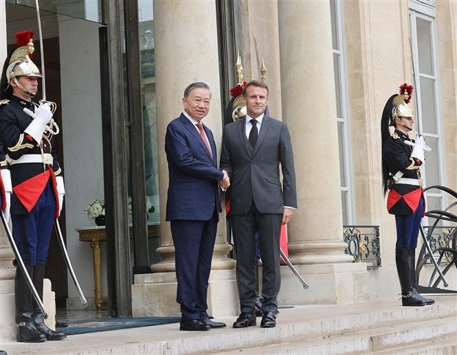 El secretario general del Partido Comunista de Vietnam, To Lam, y el presidente francés, Emmanuel Macron. (Fuente: VNA)