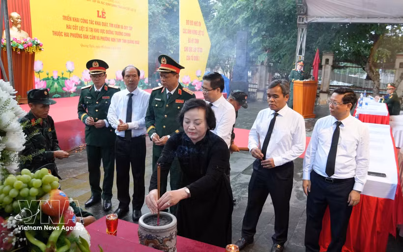 La viceprimera ministra Pham Thi Thanh Tra y delegados ofrecen inciensos antes de iniciar la excavación. (Foto: VNA)