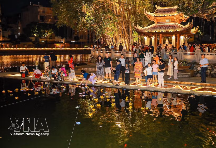 Turistas en el el Festival de Linternas de Ho Van - Van Mieu. (Fuente: VNA)