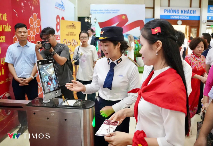 VNR pone en funcionamiento un sistema de control de billetes mediante tecnología biométrica a través de la autenticación de identificación ciudadana en la estación de Hanoi. (Fuente: vtv.vn)