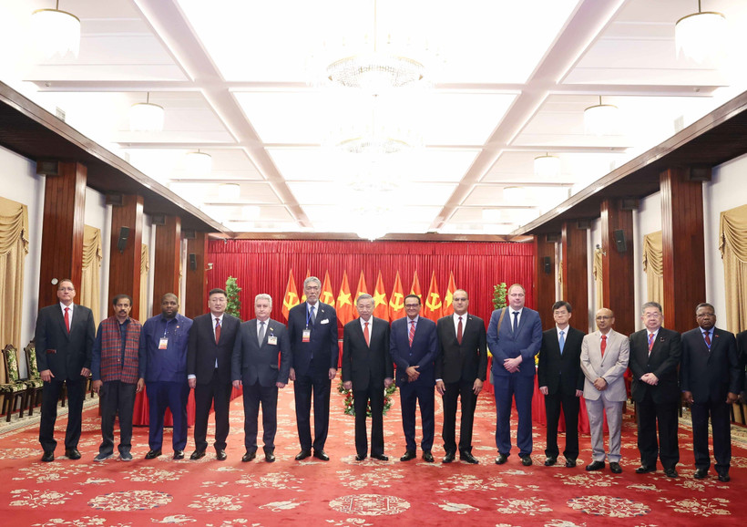 El secretario general del Partido Comunista de Vietnam, To Lam, y los jefes de delegaciones de partidos políticos se toman una foto de recuerdo. (Fuente: VNA)
