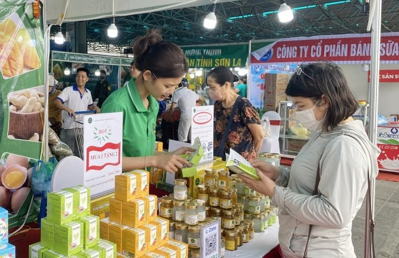 Clientes compran en el Centro MM Mega Market Thang Long. (Foto: hanoimoi.vn)