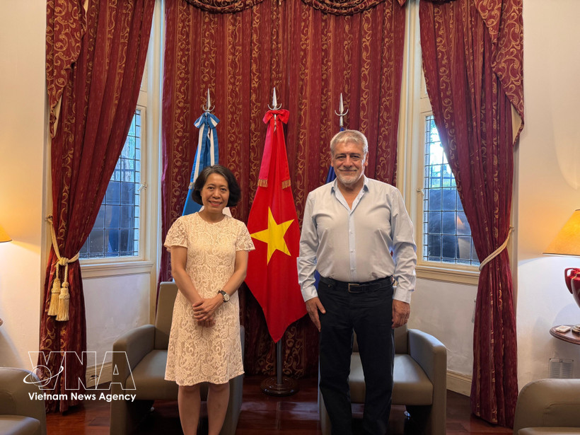 La embajadora de Vietnam en Argentina, Ngo Minh Nguyet, y el presidente de la Confederación Latinoamericana y del Caribe de Trabajadores Estatales (CLATE), Julio Fuentes. (Fuente: VNA)