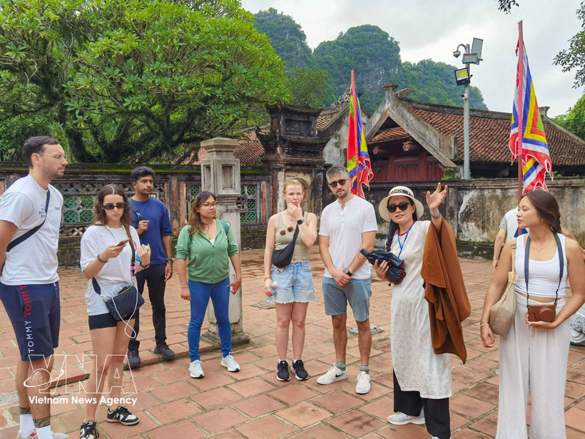Turistas internacionales en el sitio histórico de los templos del rey Dinh y el rey Le en la antigua capital de Hoa Lu (Ninh Binh). (Fuente: VNA)