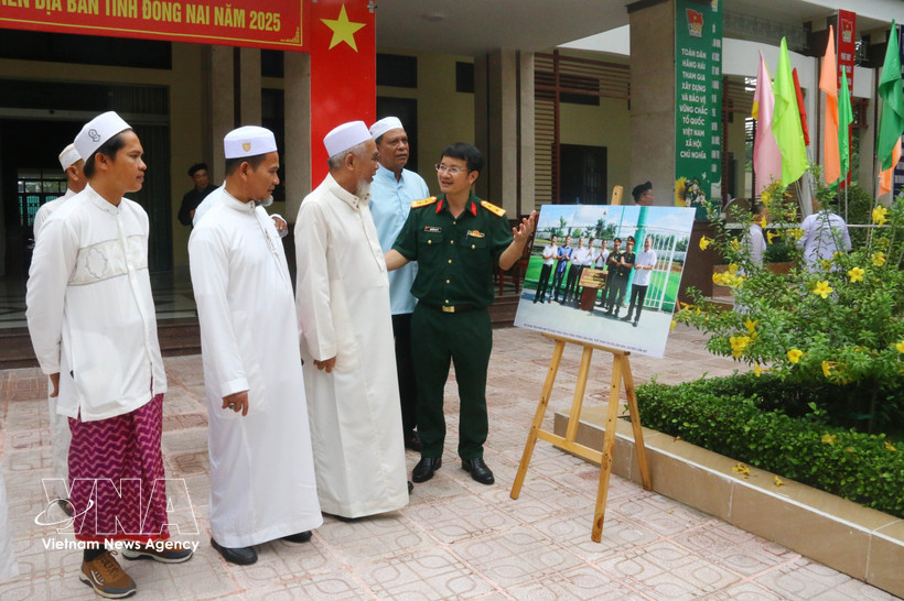 Representantes religiosos visitan la provincia de Dong Nai para estudiar sobre las actividades de las fuerzas armadas. (Foto: VNA)