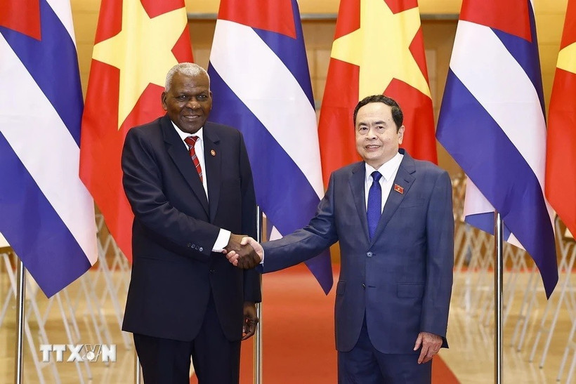 El presidente de la Asamblea Nacional de Vietnam, Tran Thanh Man,y el presidente de la Asamblea Nacional del Poder Popular y del Consejo de Estado de Cuba, Esteban Lazo Hernández. (Fuente: VNA)