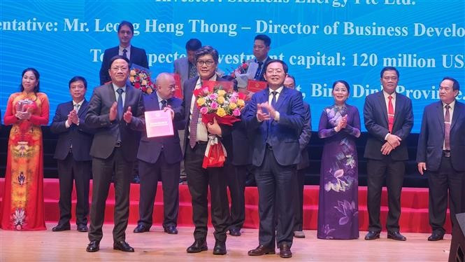 Entregan certificados de registro de inversión a nuevos proyectos en la provincia de Binh Dinh. (Fuente: VNA)