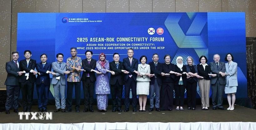Embajadores de las delegaciones de la ASEAN y académicos en el Foro. (Foto: VNA)