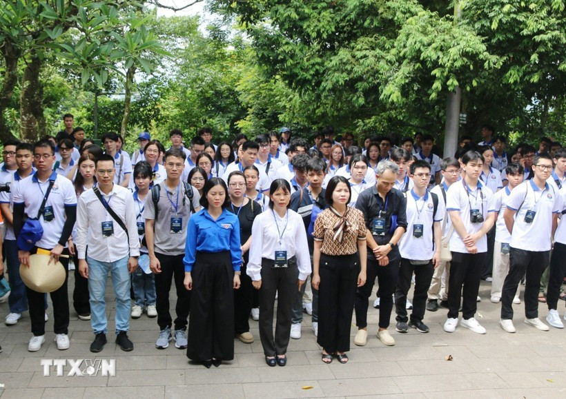 Una delegación de jóvenes vietnamitas residentes en el extranjero ofreció incienso en conmemoración de los Reyes Hung en el sitio histórico del Templo de los Reyes Hung, en la provincia norteña de Phu Tho. (Fuente: VNA)